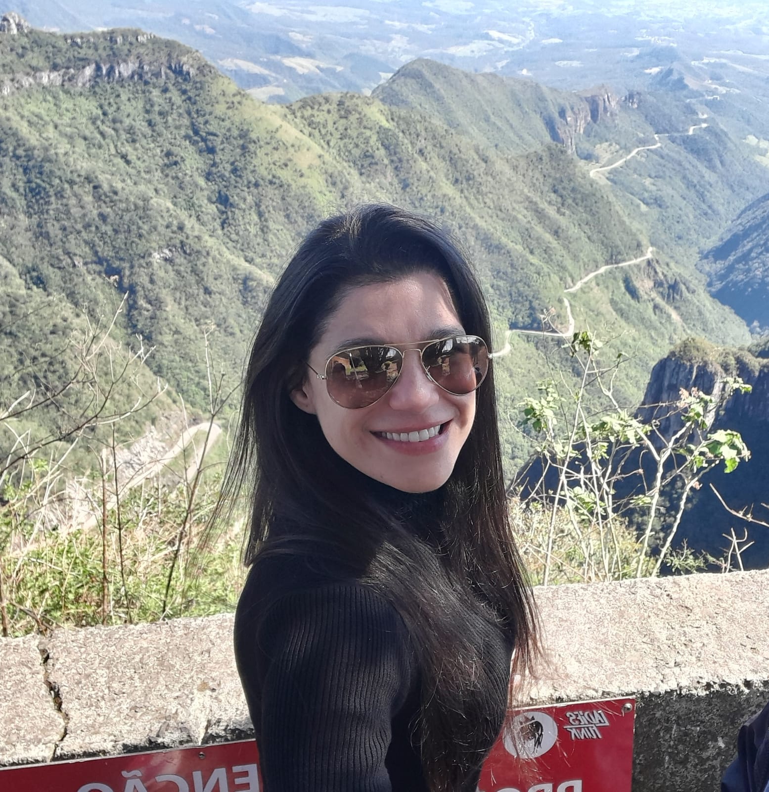 [Imagem da Prof. Bia Heitich]